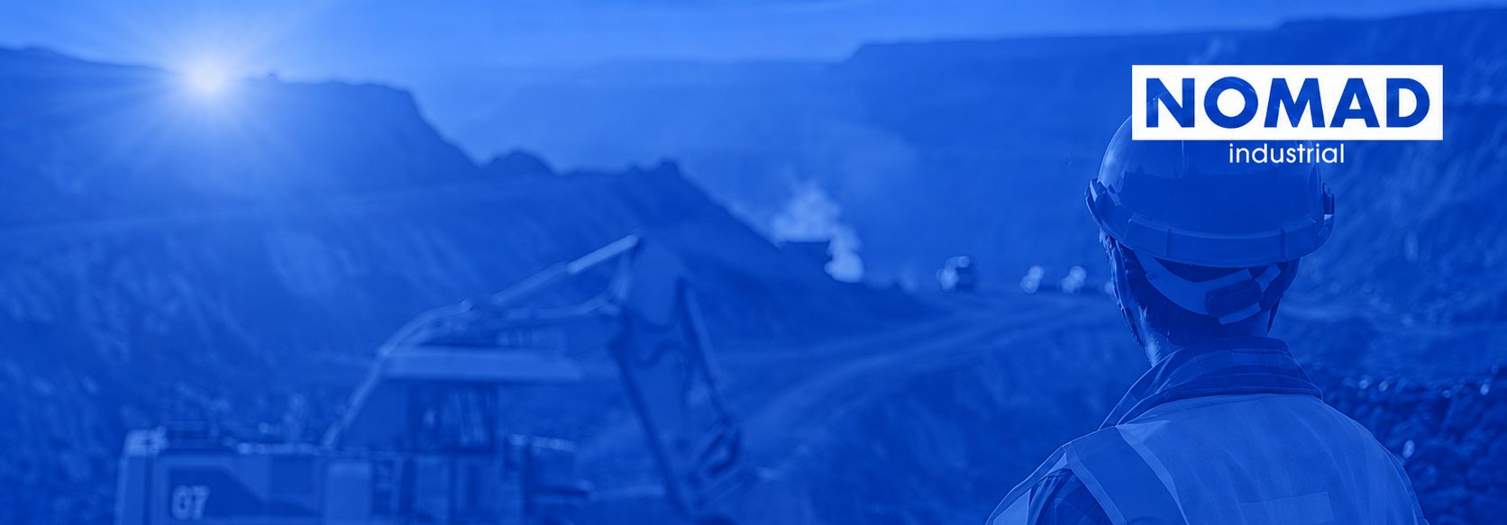 Profesional con casco observando una faena minera, en tratamiento azul NOMAD