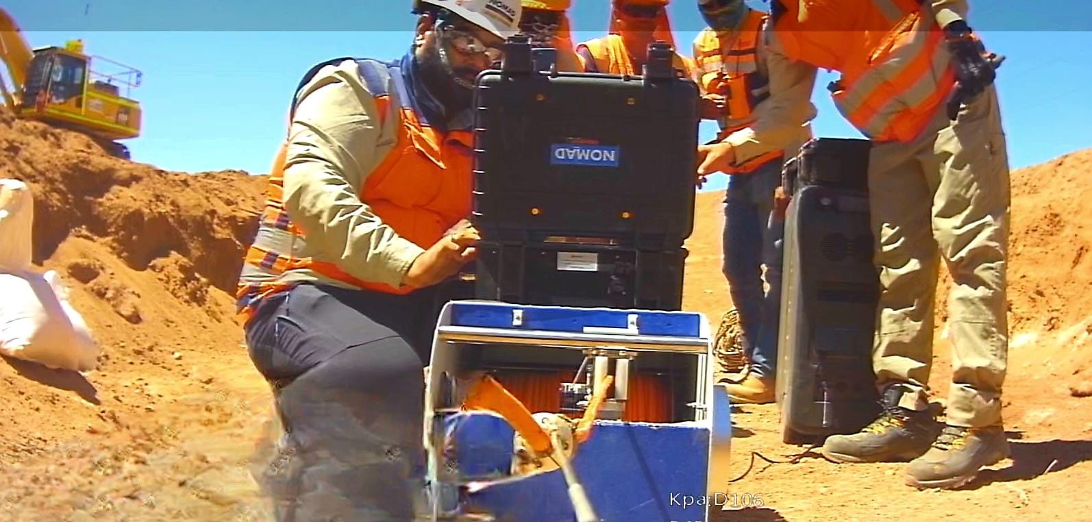 Equipo NOMAD operando un robot de inspección en una zanja de faena minera