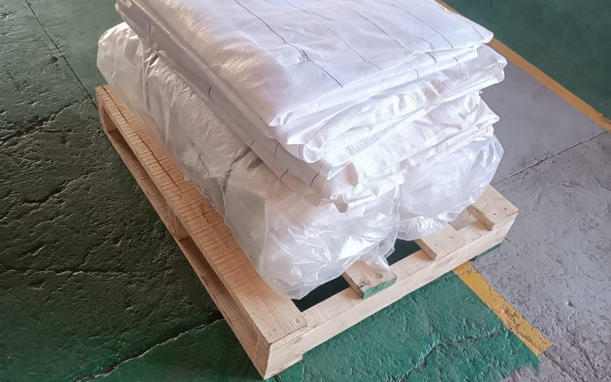 Bolsones de descarte plegados sobre pallet listos para despacho