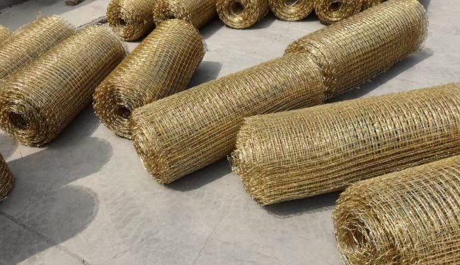 Rollos de malla de bronce naval extendidos para tomas de agua de mar