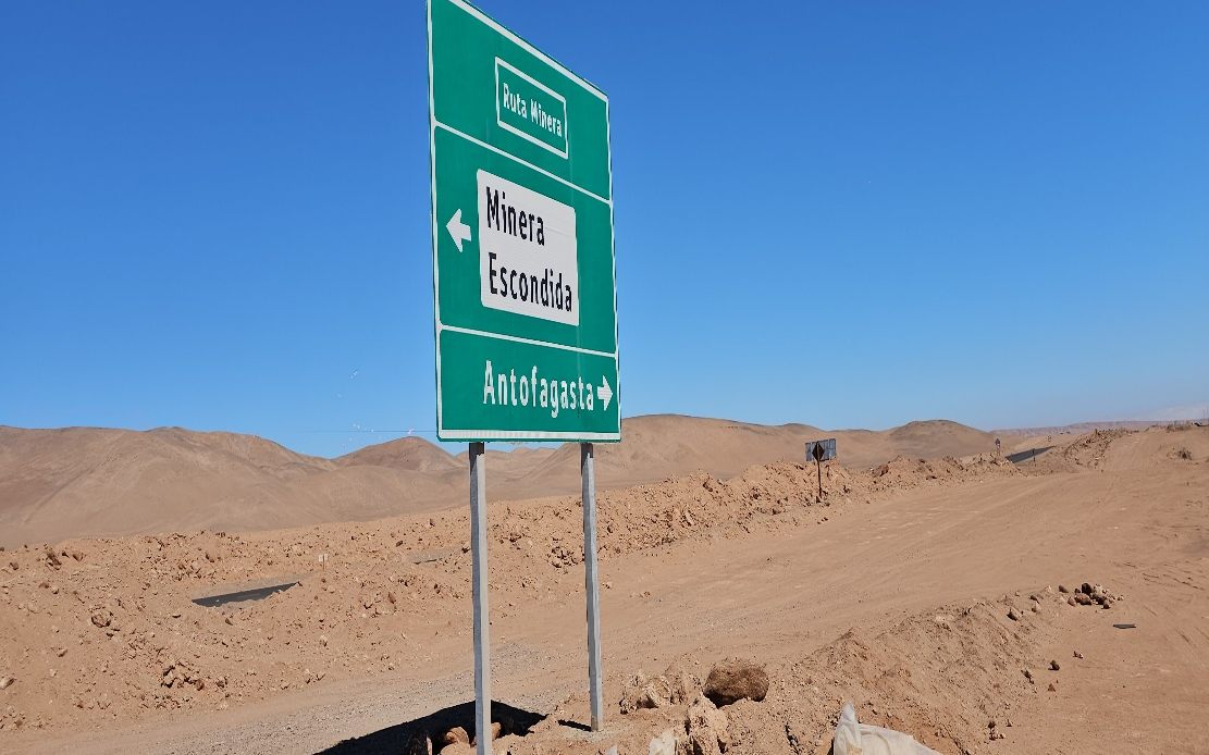 Letrero vial Ruta Minera con dirección a Minera Escondida y Antofagasta en el desierto