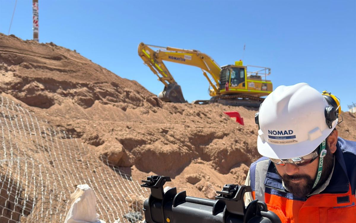 Técnico de NOMAD Industrial operando equipos en faena minera